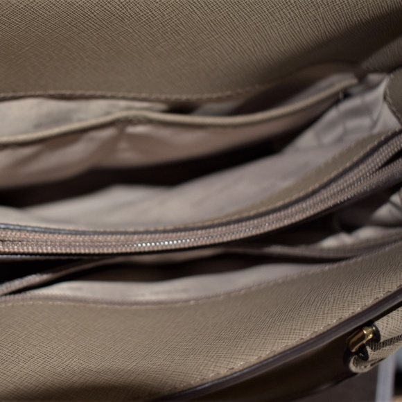 Michael Kors Emma Saffiano Leather Satchel 🎉HP🎉 - Picture 6 of 6